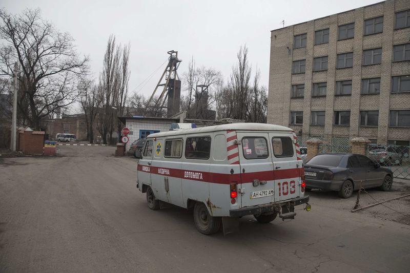 © Reuters. Emergency vehicle is pictured outside Zasyadko coal mine in Donetsk