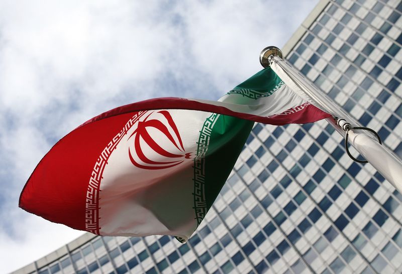 © Reuters. An Iranian flag flutters in front of the United Nations headquarters, during an IAEA board of governors meeting, in Vienna