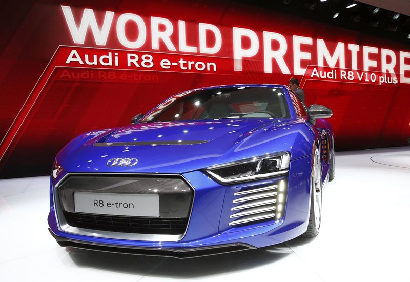 © Reuters. The new Audi R8 e-tron electric car is seen during the first press day ahead of the 85th International Motor Show in Geneva