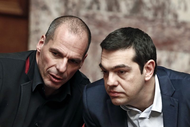 © Reuters. Il ministro delle Finanze greco Yanis Varoufakis (a sinistra) con il premier greco Alexis Tsipras