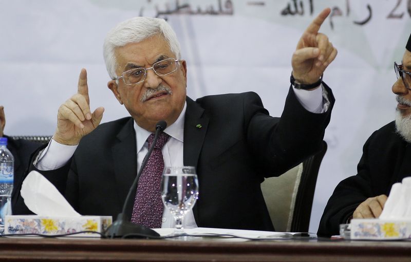 © Reuters. قادة منظمة التحرير الفلسطينية يجتمعون لمراجعة العلاقة مع إسرائيل