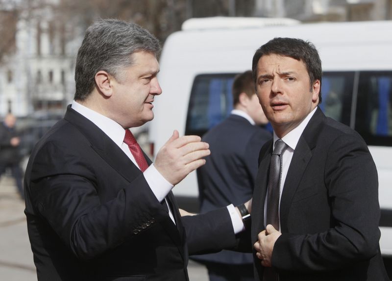 © Reuters. Ukrainian President Poroshenko welcomes Italian Prime Minister Renzi before their meeting in Kiev