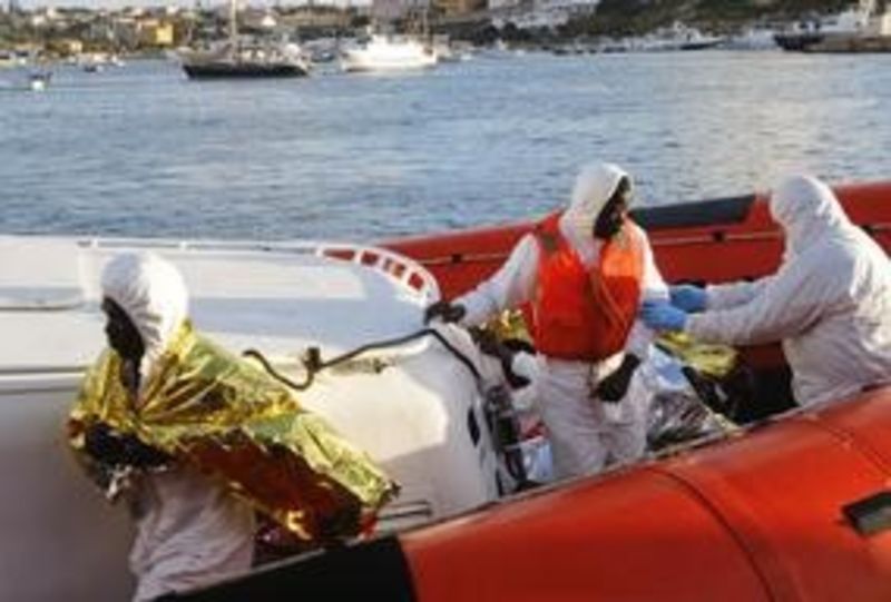 © Reuters. Gommone di migranti a Lampedusa