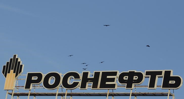 © Reuters. Логотип Роснефти на здании в Ставрополе