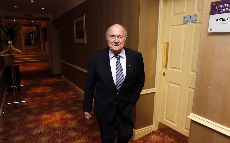 © Reuters. Sepp Blatter, President of FIFA, arrives for the AGM of the International Football Association Board at the Culloden Hotel near Belfast