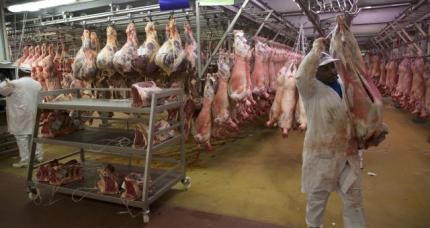 © Reuters. A view shows the meat pavillion at Rungis International food market as buyers prepare for the holiday season in Rungis, south of Paris