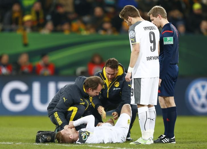 © Reuters. Dortmund's Reus reacts in pain after being injured in his team's DFB Pokal soccer match against Dresden in Dresden