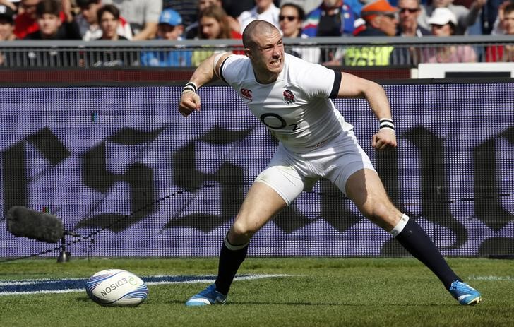 © Reuters. England's Mike Brown celebrates after scoring during their Six Nations rugby union match against Italy at the Olympic Stadium in Rome