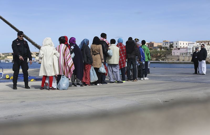 © Reuters. غرق 10 مهاجرين في البحر المتوسط وانقاذ الف اخرين