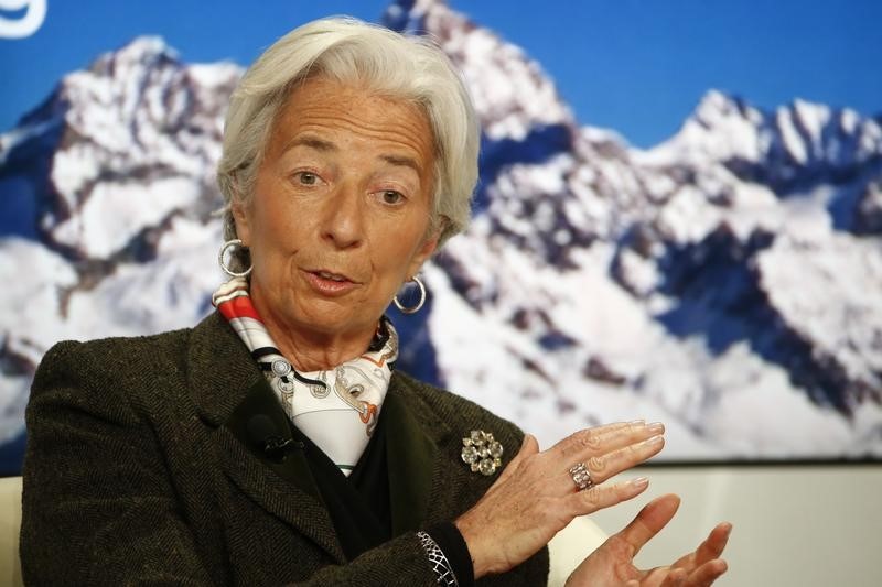 © Reuters. Lagarde, Managing Director of the International Monetary Fund (IMF), speaks at the Ending the Experiment event in the Swiss mountain resort of Davos