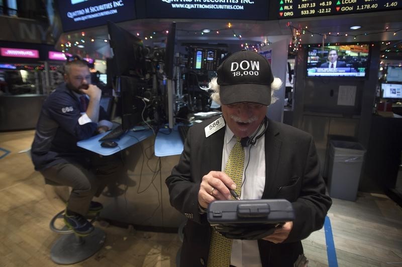 © Reuters. Trader Peter Tuchman wears a "Dow 18,000" cap as he works on the floor of the New York Stock Exchange in New York