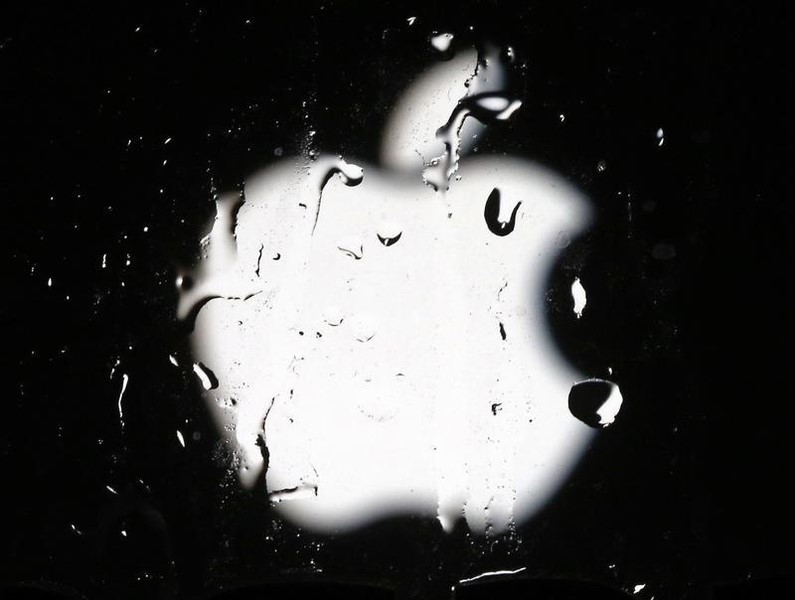 © Reuters. A logo of Apple is seen in an illustration photo in Sarajevo