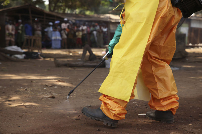 © Reuters. Integrante da Cruz Vermelha desinfeta local onde havia pessoa com suspeita de Ebola