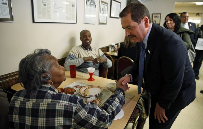 © Reuters. File photo of Chicago Mayoral candidate Jesus "Chuy" Garcia greeting restaurant patrons during a campaign stop on election day in Chicago