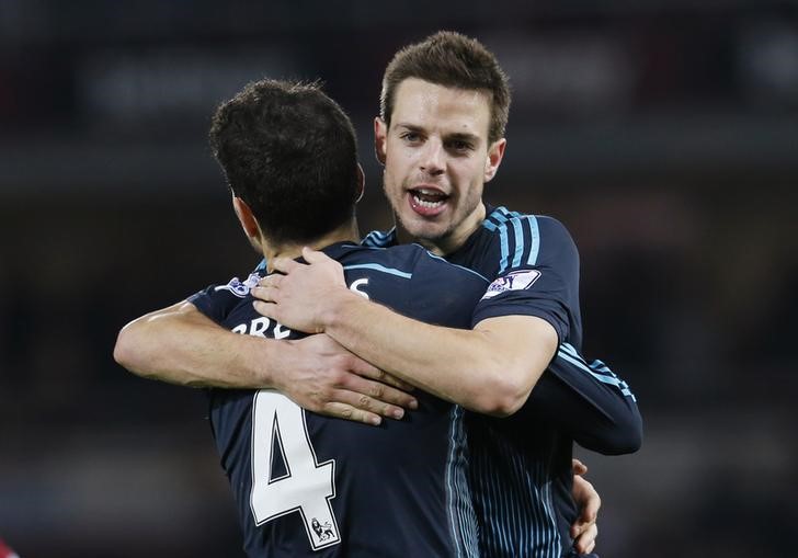 © Reuters. Cesar Azpilicueta e Cesc Fabregas, do Chelsea, comemoram vitória no fim da partida