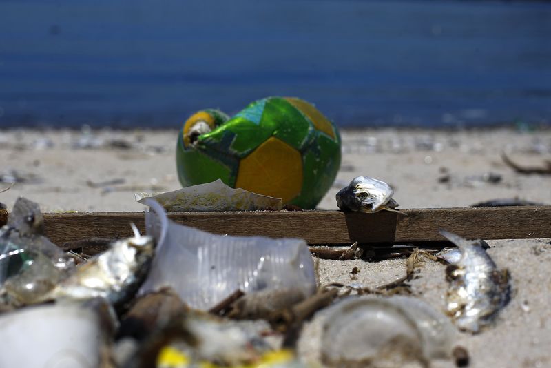 © Reuters. Lixo é encontrado na Baía de Guanabara, no Rio de Janeiro