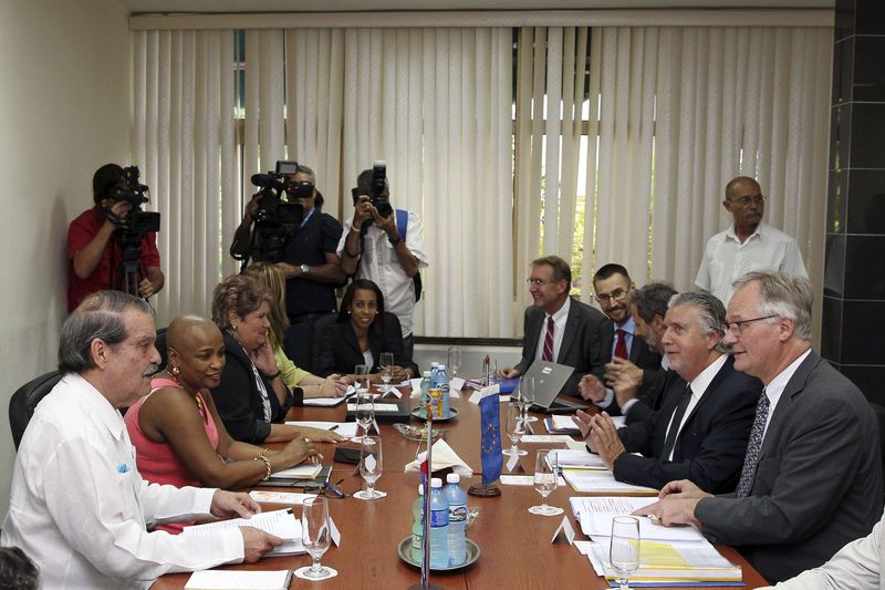 © Reuters. Christian Leffler, chief European negotiator for the EU-Cuba talks and Cuba's Deputy Foreign Minister Abelardo Moreno attend a meeting at Cuba's foreign ministry in Havana
