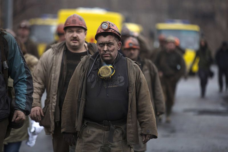 © Reuters. Mineiros deixam mina de carvão após explosão em Donetsk