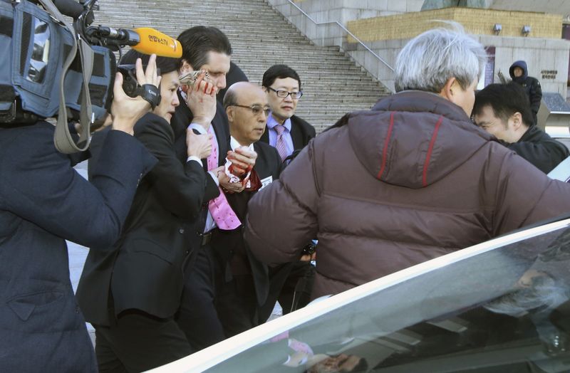 © Reuters. U.S. Ambassador to South Korea Lippert leaves after he was slashed in the face by an unidentified assailant at a public forum in central Seoul