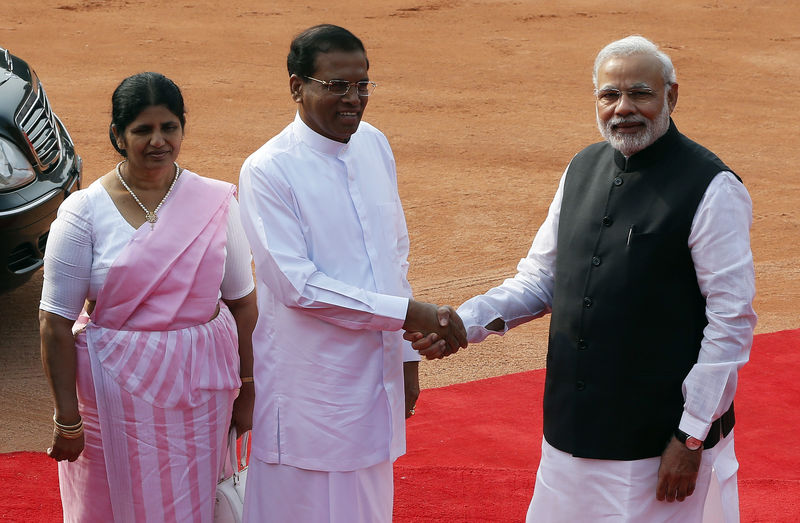 © Reuters. Sri Lanka's President Sirisena shakes hands with Indian Prime Minister Modi as his wife Jayanthi looks on during Sirisen's ceremonial reception in New Delhi