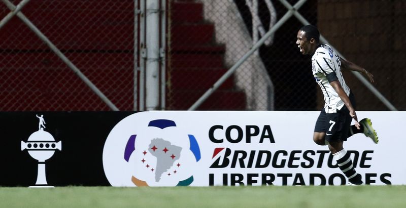 © Reuters. شجار يشوه انتصار كورنثيانز على سان لورينزو في كأس ليبرتادوريس