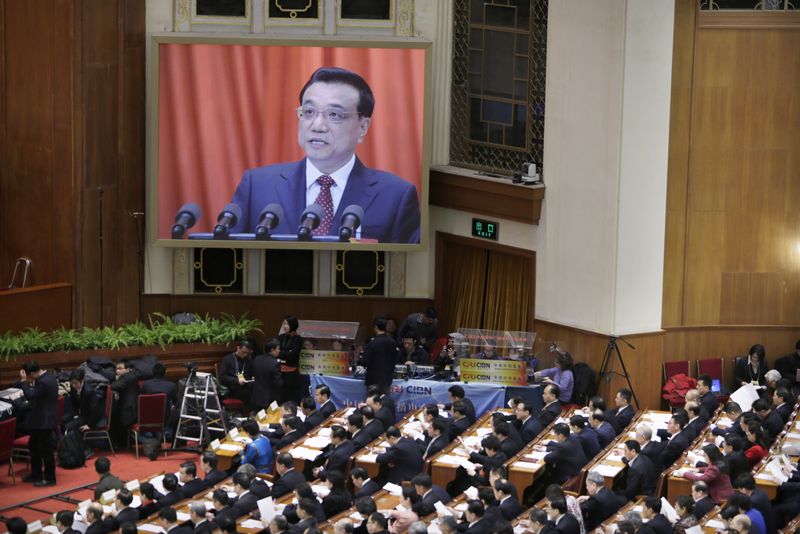 © Reuters. China reduce su meta de crecimiento anual y promete más reformas