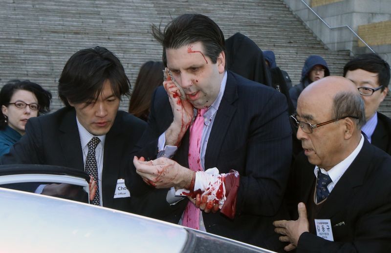 © Reuters. Un hombre con un cuchillo hiere al embajador de EEUU en Corea del Sur