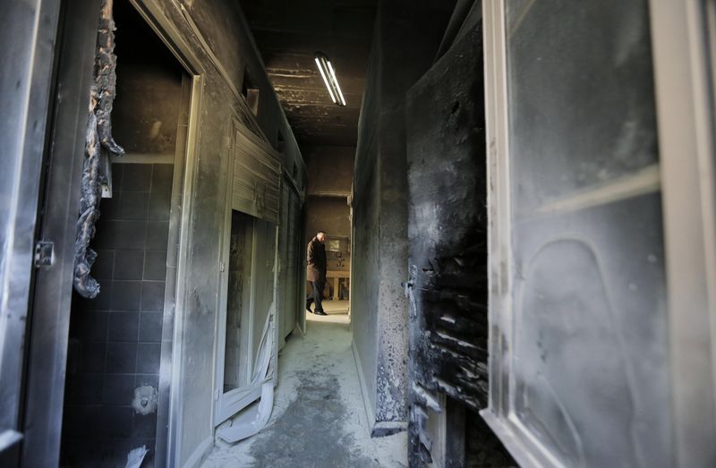 © Reuters. مسؤول محلي: مستوطنون يهاجمون قرية فلسطينية ويحرقون سيارتين