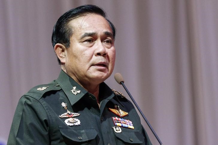 © Reuters. Thai Army chief General Prayuth Chan-ocha speaks at a meeting to discuss the 2015 national budget, in Bangkok