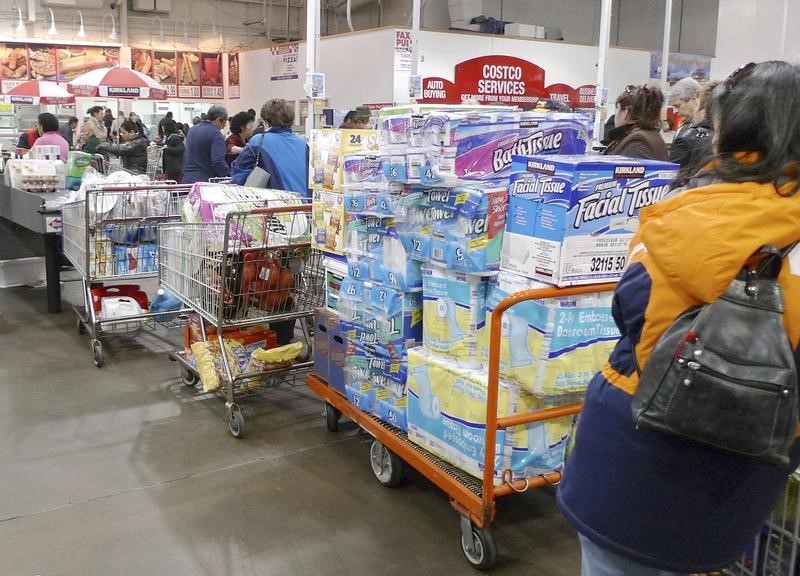 © Reuters. Shoppers wait to pay in Costco in Fairfax, Virginia