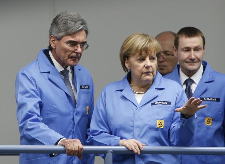 © Reuters. Il cancelliere tedesco Angela Merkel in visita alla Siemens di Amburgo