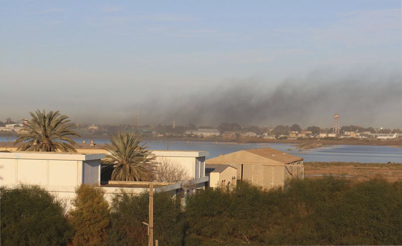© Reuters. طائرات حربية تقصف مطار معيتيقة في طرابلس قبل بدء محادثات الأمم المتحدة