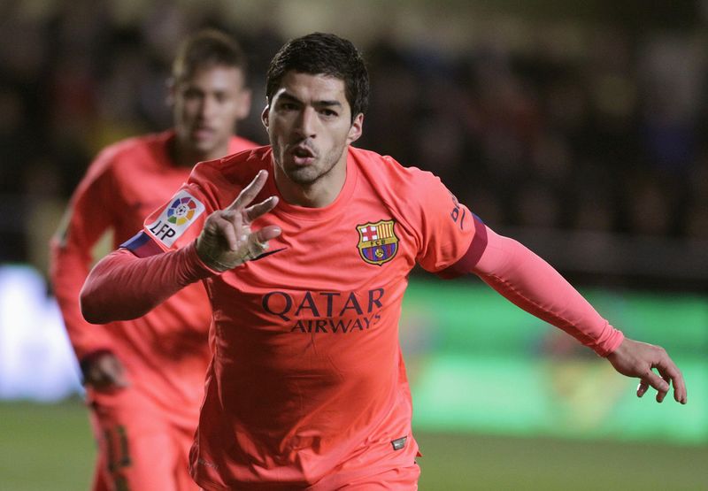 © Reuters. Barcelona's Suarez celebrates past team mate Neymar after he scored a goal against Villarreal during their Spanish King's Cup semi-final second leg soccer match at the Madrigal stadium in Villarreal