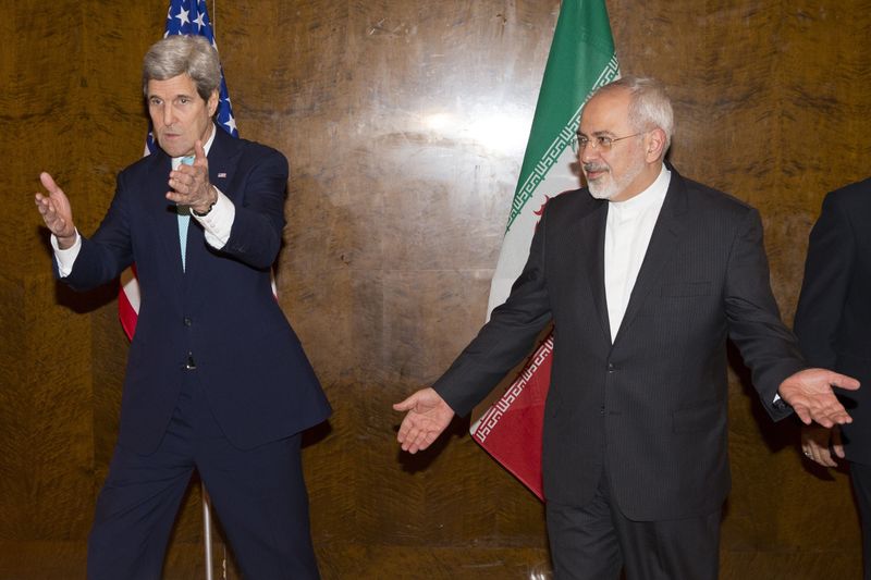 © Reuters. U.S. Secretary of State Kerry and his Iranian counterpart Zarif discuss seating arrangements for a meeting during a new round of nuclear negotiations in Montreux