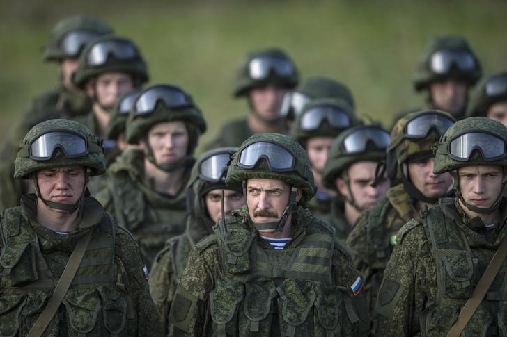 © Reuters. Soldados russos durante exercício de treinamento em Nikinci, oeste de Belgrado