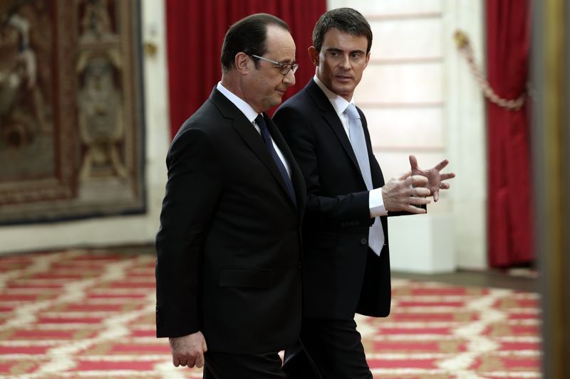 © Reuters. LES COTES DE CONFIANCE DE FRANÇOIS HOLLANDE ET MANUEL VALLS EN BAISSE