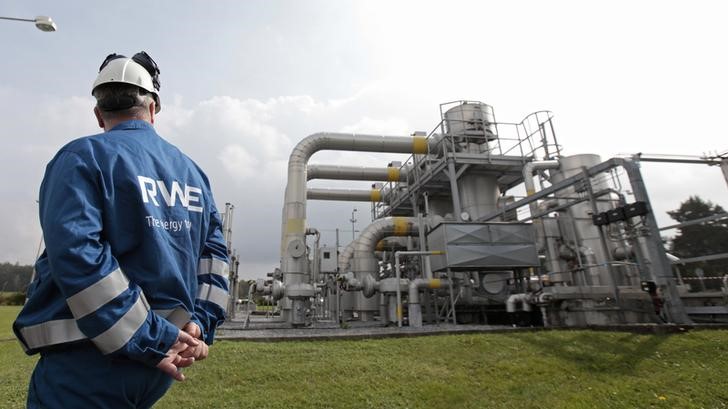 © Reuters. A worker checks pipelines at the gas cavern storage in Haje