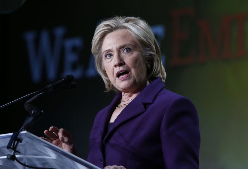 © Reuters. Hillary Clinton durante discurso em jantar de gala em Washington