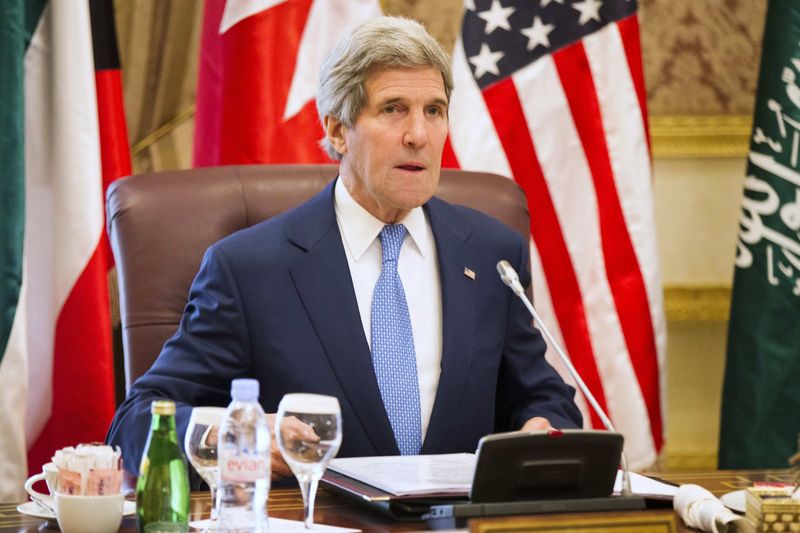 © Reuters. Secretário de Estado norte-americano, John Kerry, durante encontro na Base Aérea de Riad