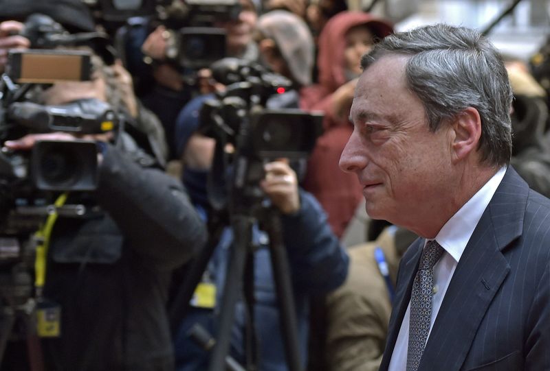 © Reuters. Il presidente della Bce Mario Draghi in arrivo all'Ecofin straordinario di Bruxelles