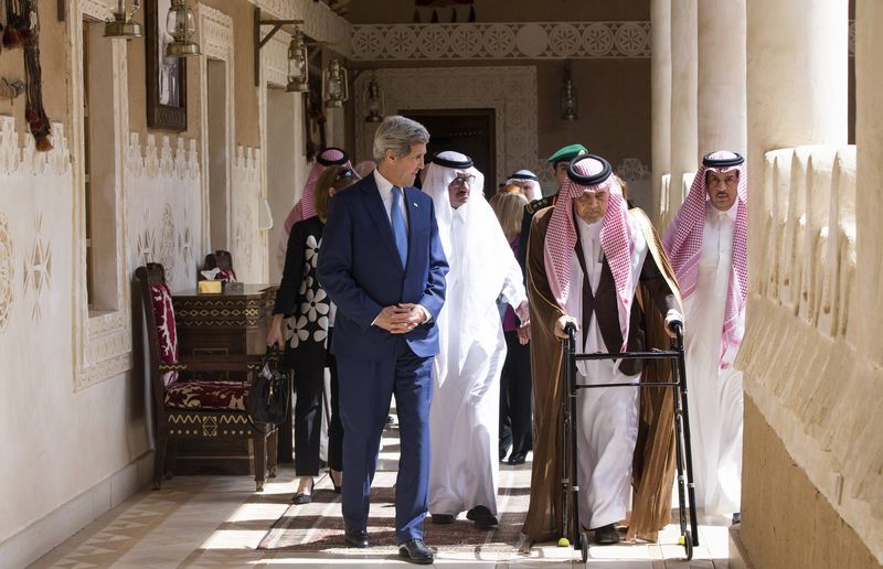 © Reuters. كيري يطلع وزراء خارجية دول الخليج على تطورات المحادثات مع ايران