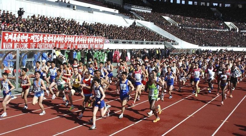 © Reuters. Foto de divulgação da agência oficial KCNA mostra corredores na Maratona de Pyongyang