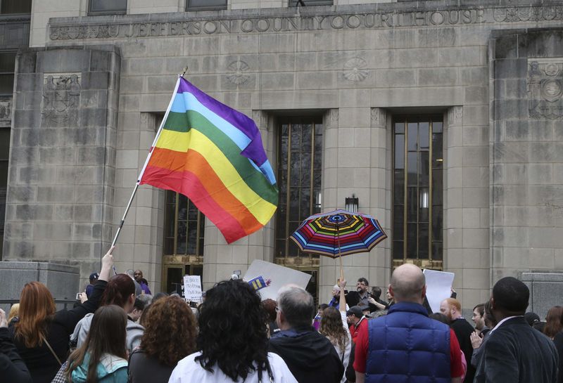 © Reuters. Supporters of same-sex marriage hold a rainbow flag and a rainbow umbrella outside Jefferson County Courthouse in Birmingham