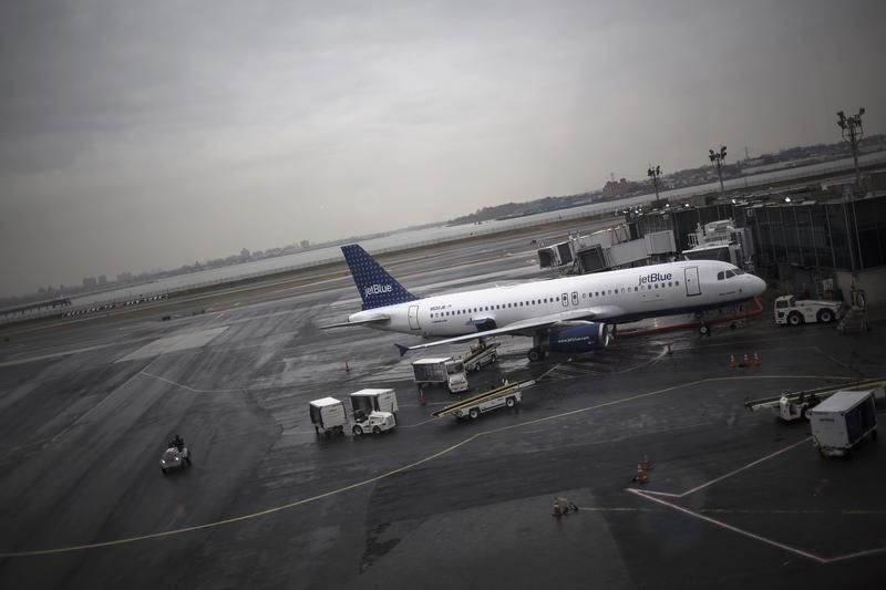 © Reuters. اغلاق مطار لاجارديا في نيويورك بعد انزلاق طائرة من على المدرج