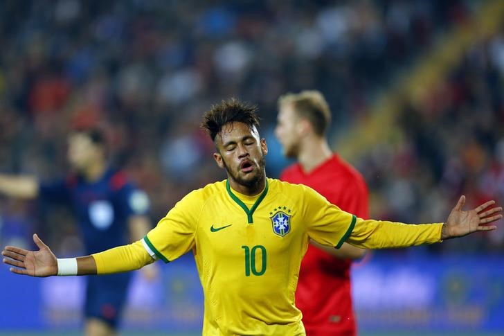 © Reuters. Los jugadores de Brasil no pueden esconderse detrás de Neymar, dice Dunga