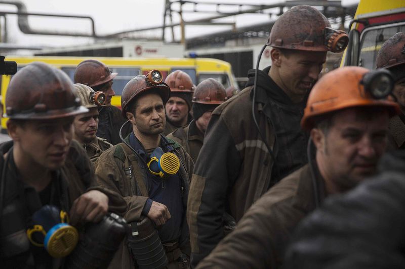 © Reuters. Miners arive at the Zasyadko coal mine in Donetsk