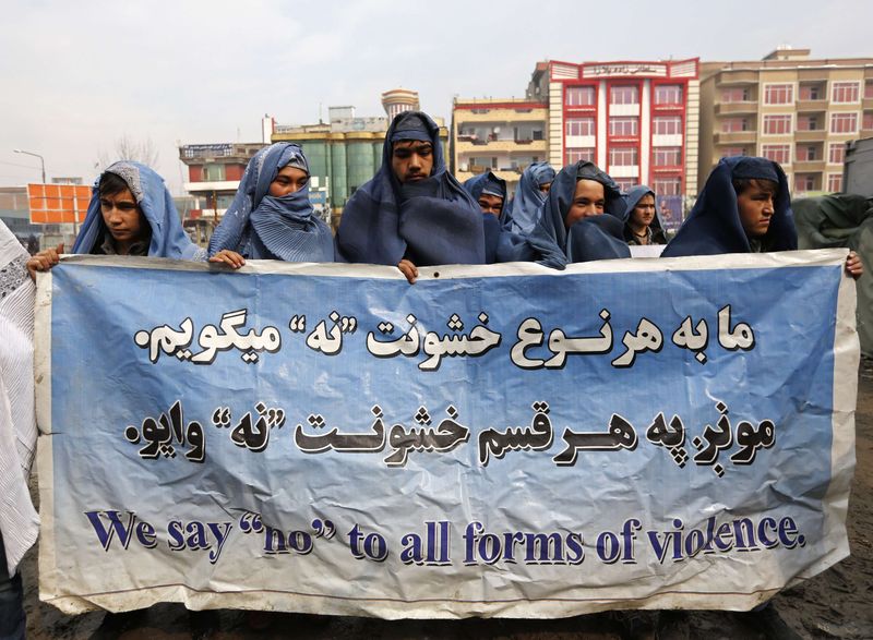 © Reuters. مسيرة رجالية بالبراقع تضامنا مع المرأة الأفغانية