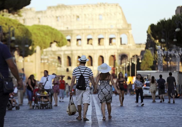 © Reuters. Turistas em Roma