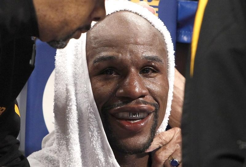 © Reuters. WBC/WBA welterweight champion Mayweather Jr. sits in his corner between rounds during title fight against Maidana at the MGM Grand Garden Arena in Las Vegas