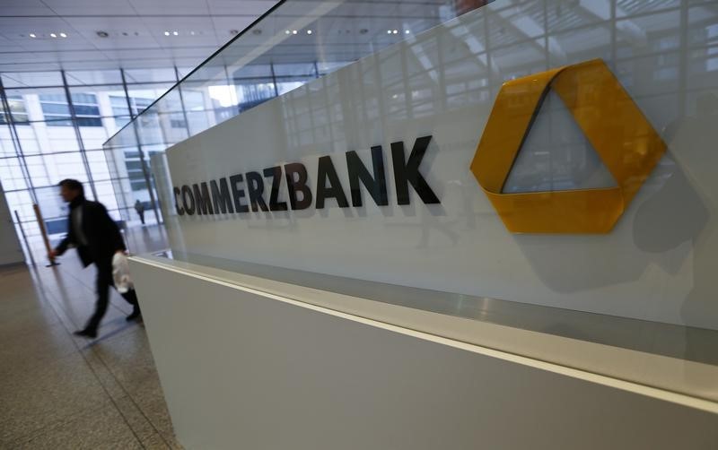 © Reuters. A man walks past a logo of Commerzbank ahead of the bank's annual news conference in Frankfurt